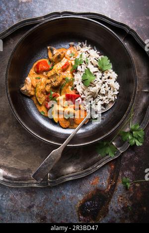 Curry de noix de coco et de tomate avec légumes et tofu, avec riz et mélange de riz sauvage Banque D'Images