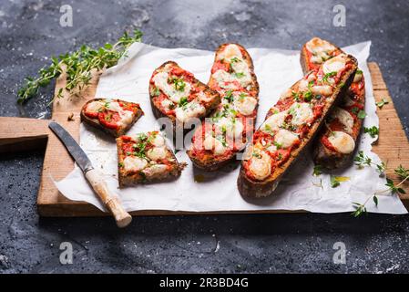 Pain grillé à la farine fumé avec Ajvar (pâte de poivre) et amande végétalienne Banque D'Images