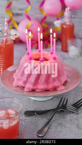 Gâteau d'anniversaire rose Banque D'Images