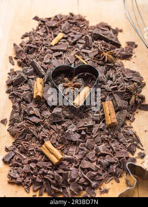 Chocolat noir râpé à la cannelle et à l'anis étoilé Banque D'Images