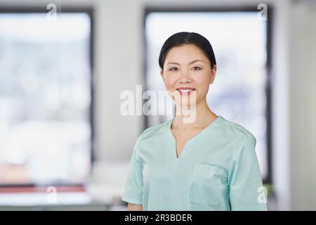 Portrait d'une infirmière souriante dans des exfoliations Banque D'Images