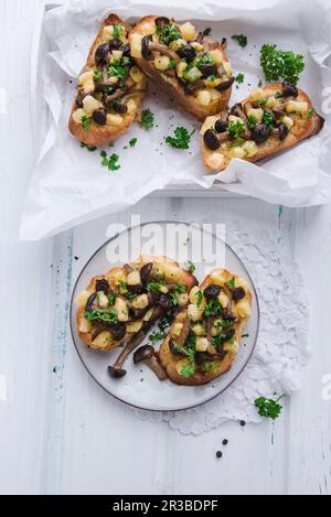 Pain grillé aux champignons de hêtre (Buna Shimeji) et morceaux de pommes de terre Banque D'Images