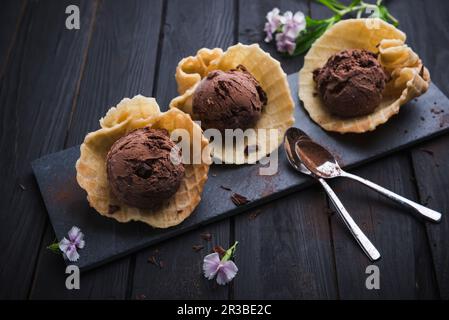 Glace au chocolat vegan avec copeaux de chocolat dans des coquilles gaufrées Banque D'Images
