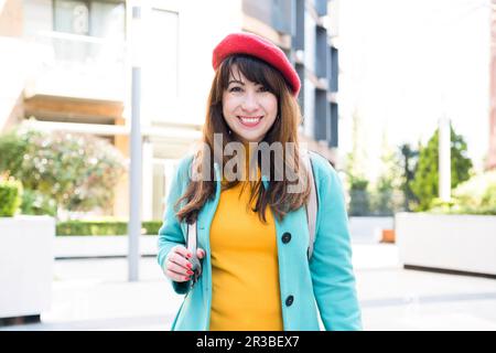 Touriste souriant debout devant le bâtiment Banque D'Images