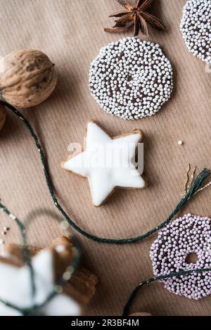 Biscuits de Noël, une noix et une étoile anis sur papier brun Banque D'Images