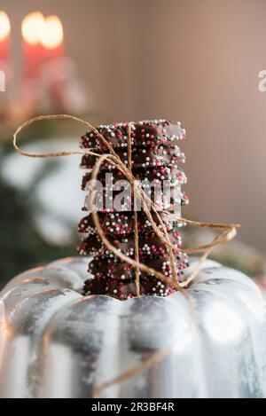 Lebkuchen est étoilé au-dessus d'un moule à pâtisserie Banque D'Images