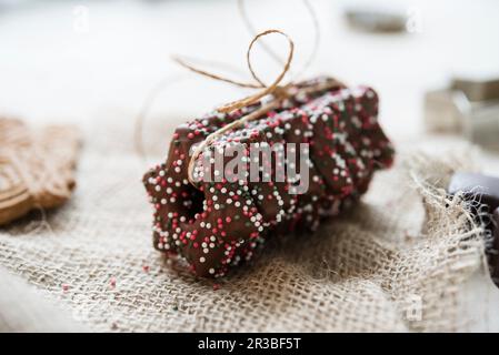 Étoiles Lebkuchen avec glaçage au chocolat noir Banque D'Images