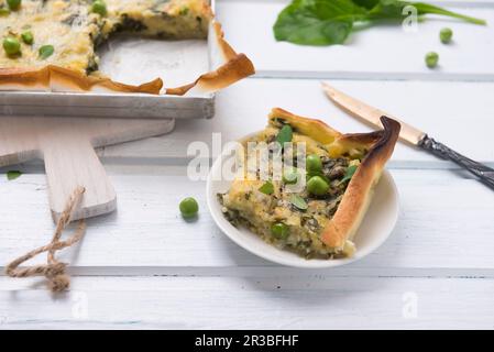 Quiche de pommes de terre végétalienne avec verger et petits pois Banque D'Images