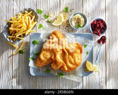 Schnitzel Wiener avec frites et sauces Banque D'Images