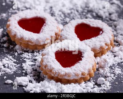 Trois biscuits Linz entourés de sucre en poudre Banque D'Images