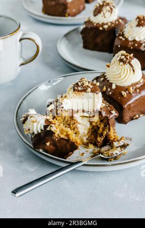 Mini-gâteaux aux carottes avec fromage à la crème, chocolat et noix Banque D'Images