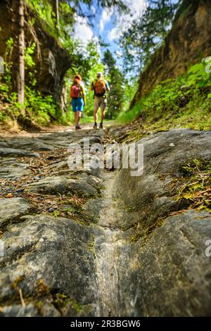 Autriche, Tyrol, paire de randonnée pédestre marchant le long de l'ancienne route romaine via Augusta Banque D'Images