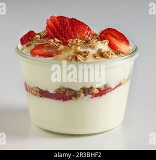 Yaourt à la fraise avec granola et miel Banque D'Images