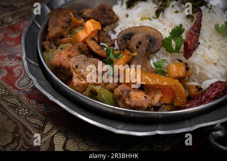 Curry seitan aux champignons et aux poivrons Banque D'Images