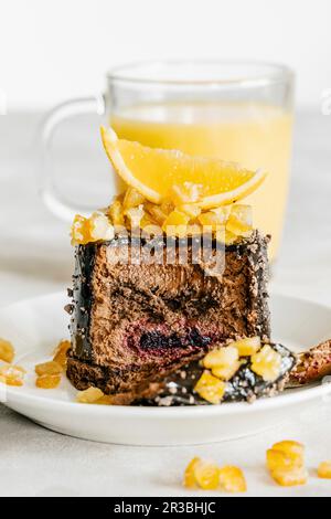 Gâteau au chocolat avec fruits confits à l'orange et cassis Banque D'Images