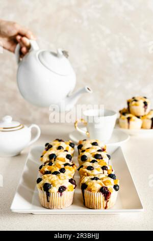 Muffins au fromage à la crème avec fruits confits aux myrtilles et aux oranges Banque D'Images