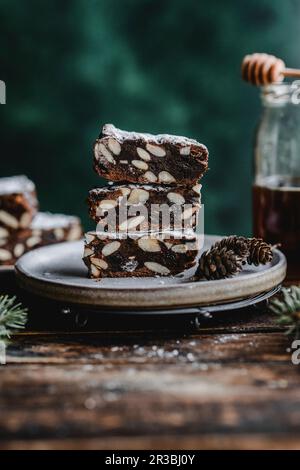 Panforte di siena gâteau aux noix, au miel et aux raisins secs Banque D'Images