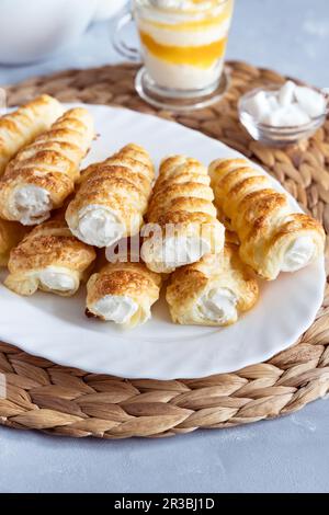 Petits pains de pâtisserie français fourrés de crème de mascarpone à la vanille Banque D'Images