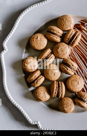 Macarons au chocolat noir et aux noisettes Banque D'Images