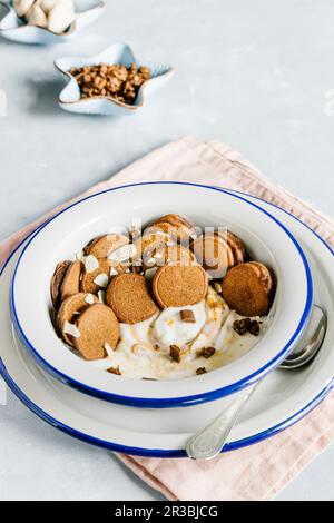 Mini céréales à crêpes au chocolat avec beurre d'arachide et yaourt Banque D'Images