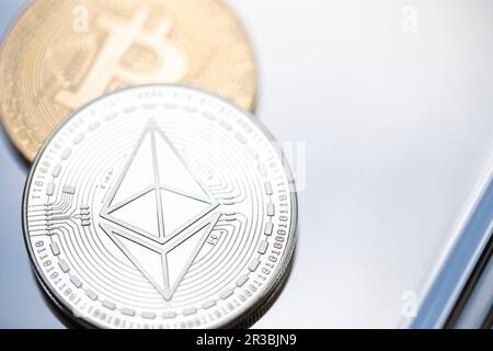 Gros plan des pièces Bitcoin et Ethereum Banque D'Images