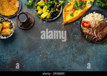Plats traditionnels turcs et mezze - Pide, Lahmacun, kebab à la viande, boulettes de viande turques, baklava sucrée et Künefe Banque D'Images