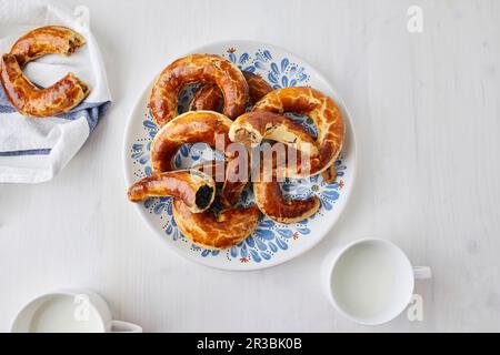 Dessert crozky en forme de croissant, avec garniture de graines de pavot ou de noix Banque D'Images