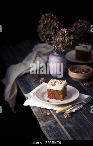 Gâteau aux carottes vegan avec glaçage au tofu Banque D'Images
