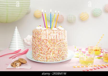 Un gâteau d'anniversaire couvert de cinq bougies Banque D'Images