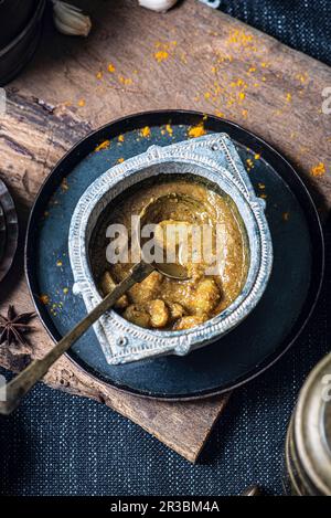 Curry à l'ail végétalien de style indien du Sud avec pâte de noix de coco Banque D'Images