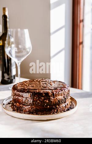 Gâteau au chocolat avec crème de beurre de dulce de leche et ganache Banque D'Images