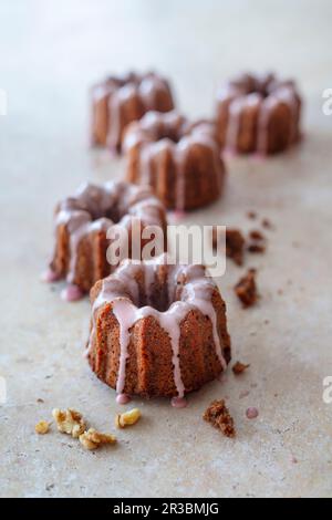 Petit gâteau avec vin rouge, cannelle, noix et cacao Banque D'Images