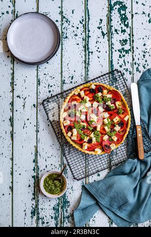 Tarte aux tomates, feta et olives avec pesto de basilic Banque D'Images