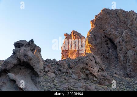 Vue panoramique de l'heure dorée du lever du soleil le matin sur la formation rocheuse unique Roque Cinchado, Roques de Garcia, Parc national du Mont El Teide, Tenerife, Isla Canary Banque D'Images