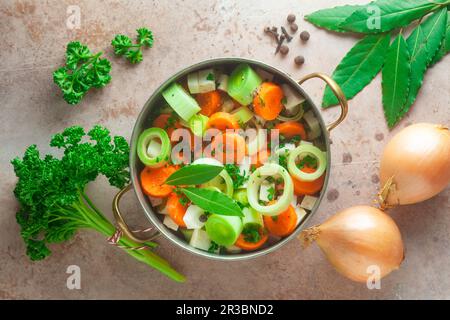 Ingrédients pour bouillon de légumes dans une casserole Banque D'Images