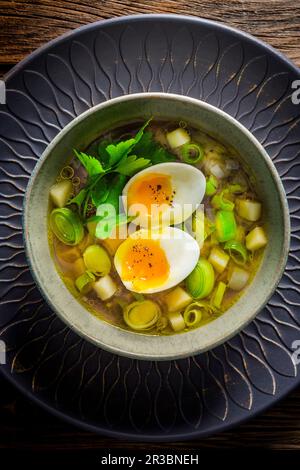 Soupe de poireaux et de pommes de terre avec œufs cireux Banque D'Images