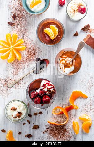 Pudding au chocolat avec diverses garnitures Banque D'Images