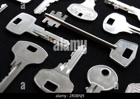 Lames de variété et bouts de clés de serrure en acier isolés sur fond de texture noir Banque D'Images
