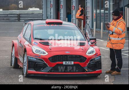 Michael Igoe et Will Atkins dans la voiture de rallye Ford Fiesta dans le paddock de pré-départ lors du Snetterton Stage Rally 2023, Norfolk, Royaume-Uni. Banque D'Images