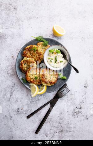 Galettes de poisson avec une sauce à la moutarde et au fromage blanc Banque D'Images