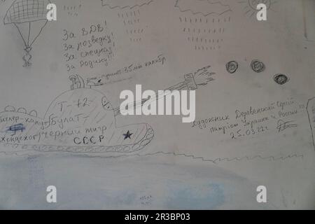 Kherson, Ukraine. 22nd mai 2023. Inscriptions laissées sur les murs des cellules du poste de police local de Kherson où les Russes pendant l'occupation torturent et intimident les prisonniers vus sur 22 mai 2023. Selon les anciens prisonniers, ils devaient apprendre l'hymne russe, la grêle de la Russie et le condem de l'Ukraine. (Credit image: © Lev Radin/Pacific Press via ZUMA Press Wire) USAGE ÉDITORIAL SEULEMENT! Non destiné À un usage commercial ! Banque D'Images