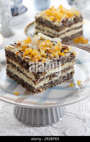 Couche de gâteau aux graines de pavot avec flocons d'orange et d'amande Banque D'Images