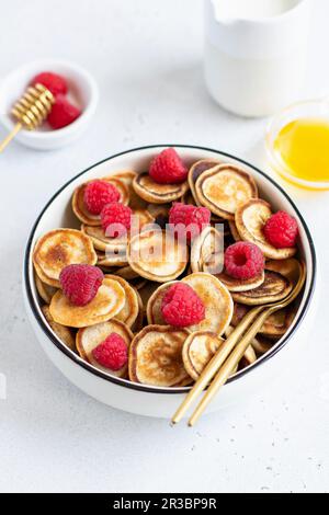 Bol de céréales pancakes avec framboises Banque D'Images