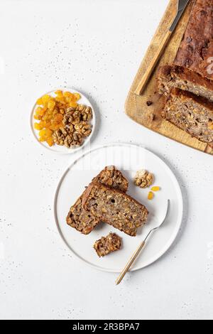 Gâteau de banane sain avec noix et abricots séchés Banque D'Images