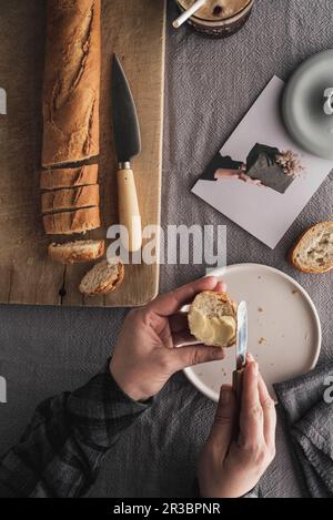 Petit déjeuner au pain et au beurre Banque D'Images