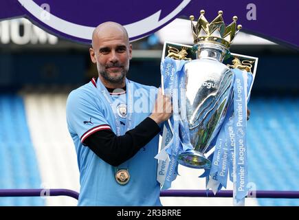 Photo du dossier en date du 21-05-2023 de la directrice de Manchester City, PEP Guardiola, pose une photo avec le trophée du gagnant de la Premier League. Le directeur de Manchester City, PEP Guardiola, s'attend à une chute inévitable de l'intensité de ses joueurs maintenant que la Premier League a été retenue, mais a averti ses joueurs que de plus grands défis sont encore à attendre. Date de publication : mardi 23 mai 2023. Banque D'Images