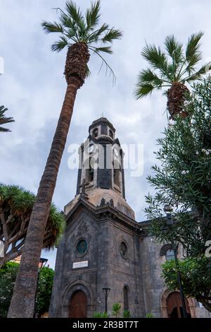 Puerto de la Cruz, Ténérife, Espagne - décembre 20th 2021 - bâtiment qui se déllante au bord de l'océan Atlantique. Les effets de la nature sur l'homme ont fait des constructions Banque D'Images