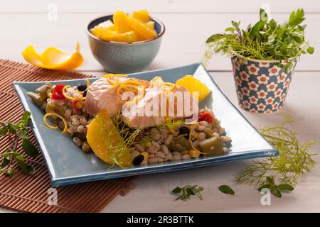 Filet de saumon poché sur une salade d'orge aux oranges Banque D'Images