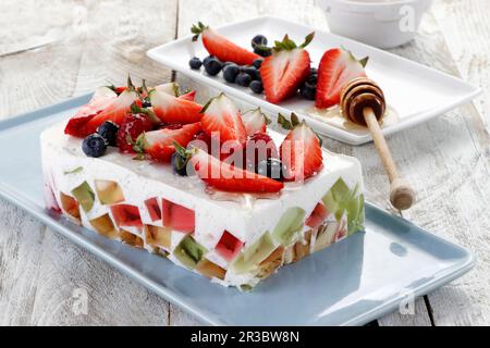 Dessert au yaourt à la gelée avec gelées colorées et fruits frais Banque D'Images