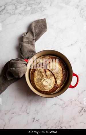 Pain au levain cuit dans un pot en fonte Banque D'Images